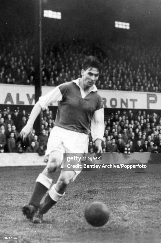 Sport Football. pic: September 1951. Gordon Smith, Hibernian outside right, who also won 19 Scotland international caps scoring 4 goals.