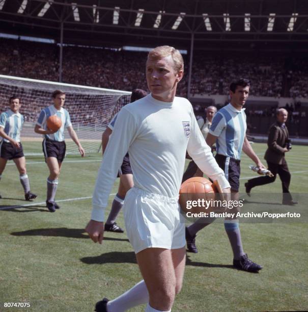 Sport, Football, 1966 World Cup Finals, Quarter Final, 23rd July 1966, Wembley Stadium, London, England 1 v Argentina 0, England captain Bobby Moore...