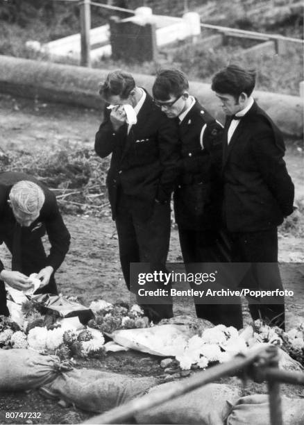 People, Disasters, Industry, , Aberfan, South Wales, pic: 27th October 1966, Sad scenes at the graveside tell the story of people who died when the...