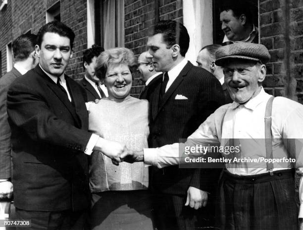 England, 1960s East End London gangsters, the Kray twins pictured outside their house in Vallance Road, They are L-R: Ronnie, their mother Violet,...