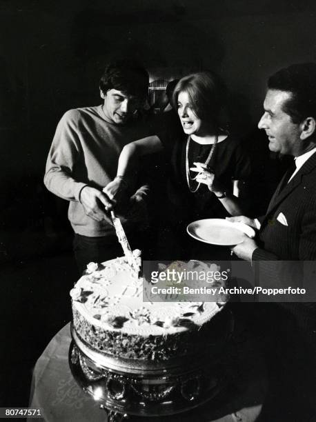Personalities, Photography, pic: 18th August 1965, British photographer David Bailey cuts the wedding cake with his new wife French actress Catherine...