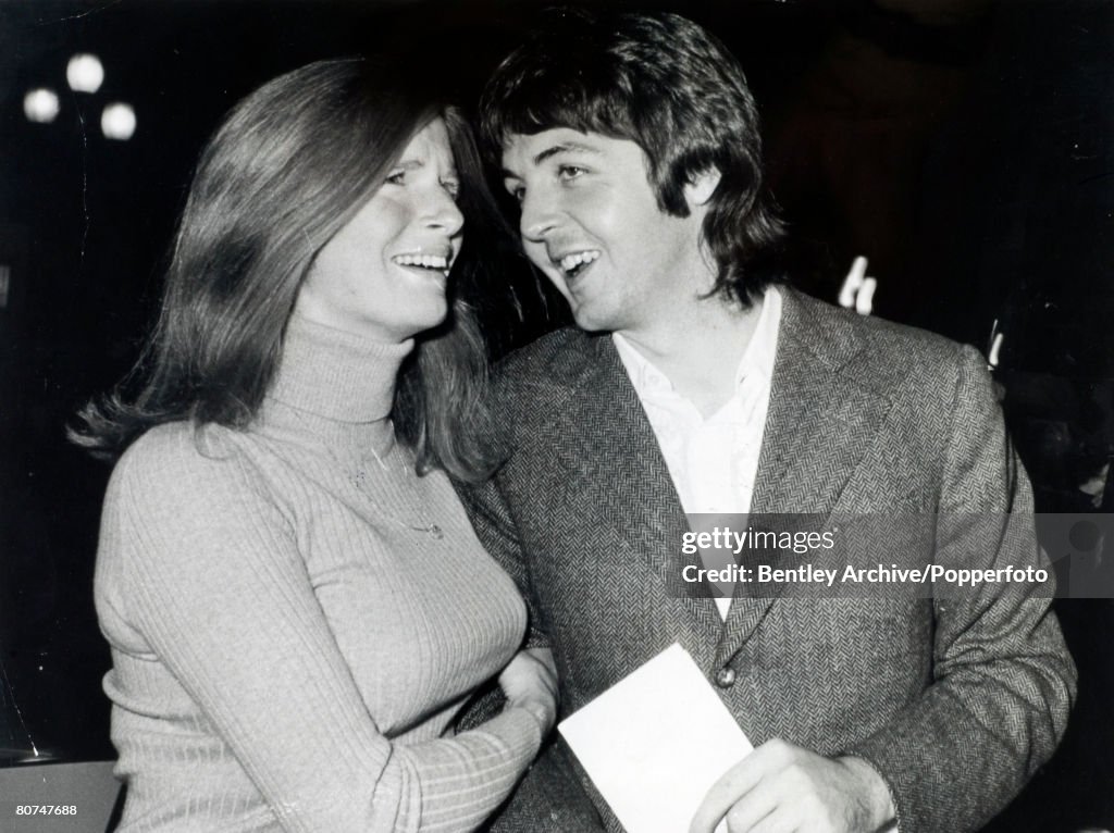 Music Personalities. pic: 25th September 1969. London. Beatle Paul McCartney with his wife Linda casually dressed for the film premiere of "Midnight Cowboy" Eastman, as they enter the London Pavilion.