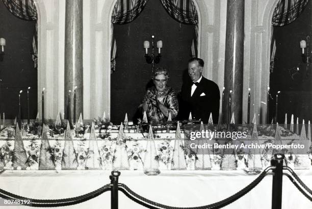 Literature, Personalities, pic: November 1962, English crime writer Agatha Christie cuts the cake watched by Peter Saunders at London's Savoy Hotel...