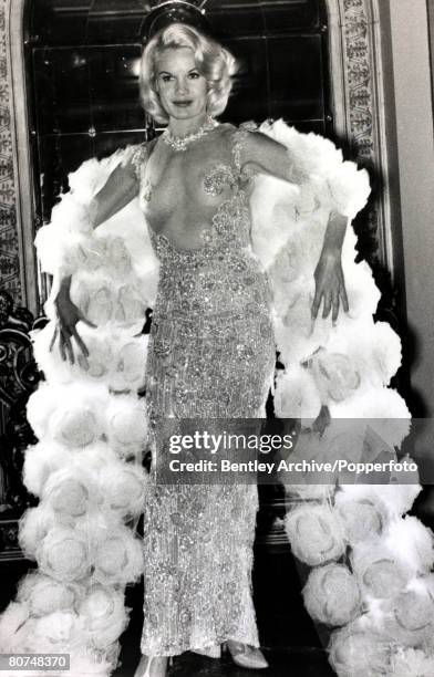 Cinema Personalities, pic: circa 1964, American actress Carroll Baker, born 1931, at the premiere at the Plaza Theatre, London for her film "The...