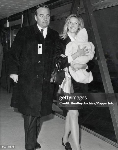 London Australian publisher, Rupert Murdoch, Chairman of News Ltd, arrives in London with his wife, Anna and baby daughter Elizabeth