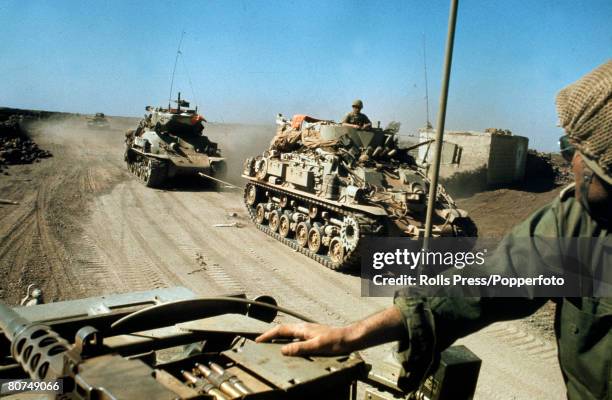 War and Conflict, Middle East, Yom Kippur War, pic: October 1973, Israeli M32 ARV towing a MK Super Sherman tank during the Israeli - Arab fighting