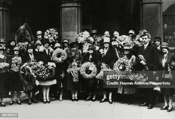 Ceremonies, Politics, pic: circa 1928, A group of "pilgrims" from the Primrose League's Annual Pilgrimage to the home and grave of Lord Beaconsfield,...