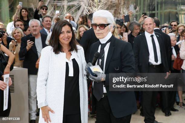 This image has been retouched - Paris Mayor Anne Hidalgo gives to Karl Lagerfeld the "Medaille Vermeille de la Ville de Paris" after the Chanel Haute...