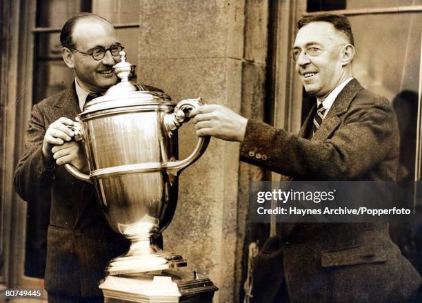 Sport, Golf, Captains John Beck, left, of Great Britain and America's Francis Ouimet hold the Walker Cup prior to their teams meeting at St, Andrews,...