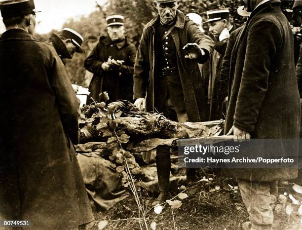 Dirigibles, The British airship R101 after having crashed at Beauvais, France, 5th October 1930, killing 47 people, showing rescuers removing one of...