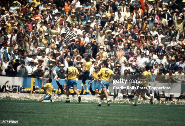 Sport, Football, World Cup Final 1970, Mexico City, Mexico, 21st June Brazil 4 v Italy 1, Brazil's Jairzinho on his knees prays after scoring his...