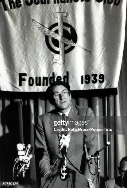 Politics, Personalities, pic: November 1975, Australian caretaker Prime Minister Malcolm Fraser speaking at the Sydney Journalists Club