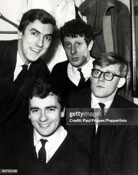 Entertainment, Personalities, pic: March 1962, The four members of the anti-establishment revue "Beyond the Fringe", back,left-right, Peter Cook,...