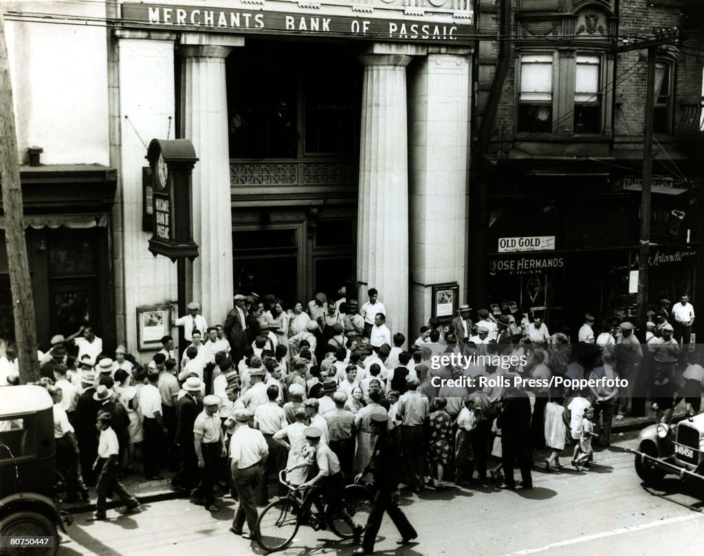 Finance Wall Street Crash, USA. pic: 1929. Depositors storm a Passaic, New Jersey Merchant Bank following the Wall Street Crash, fearful of losing their money.