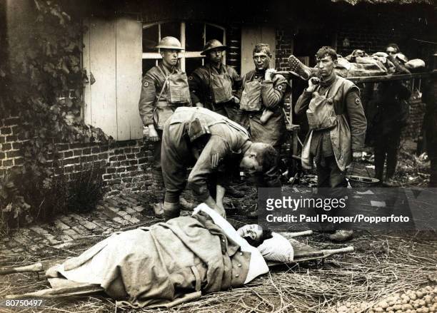 War and Conflict, World War I, , Flanders, Tending a wounded woman at an advanced first aid post