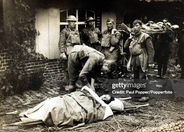 War and Conflict, World War I, , Flanders, Tending a wounded woman at an advanced first aid post