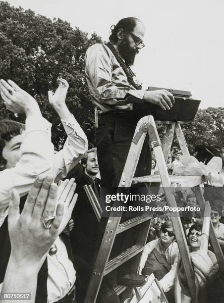 Literature, Personalities, pic: 16th July 1967, American poet and leading personality in the beat generation, Alan Ginsberg speaking from a step...