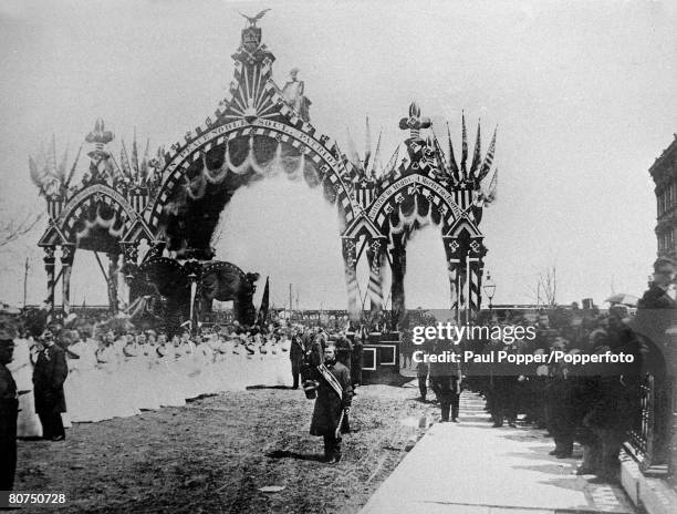 American Politics, pic: April 1865, The funeral of Abraham Lincon, the body was to be taken by special train to the grave at Springfield, Illinois,...