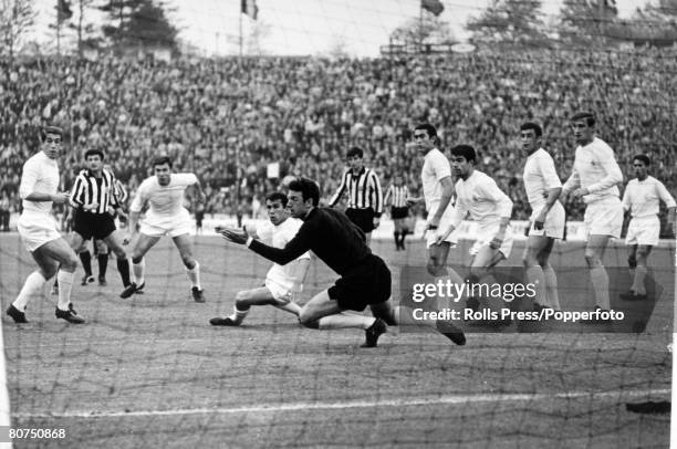 Sport, Football,European Cup Final in Brussels, Real Madrid 2 v Partizan Belgrade 1, pic: 12th May 1966, Real Madrid pack their penalty area as...