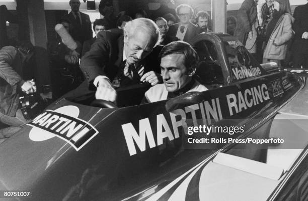 Sport, Motor Racing, England Brands Hatch, Colin chapman, head of Lotus, explains the cockpit of the new Martini Lotus 80 Grand Prix car to Carlos...