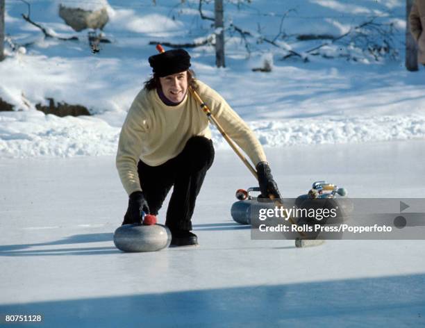 Sport, Motor Racing, pic: Gstaad, Switzerland, British racing driver Jackie Stewart playing the sport of curling during a break in Switzerland,...