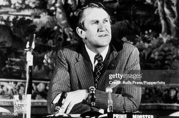 Politics, Personalities, pic: May 1977, Australian Prime Minister Malcolm Fraser speaking at a press conference at Australia House, London