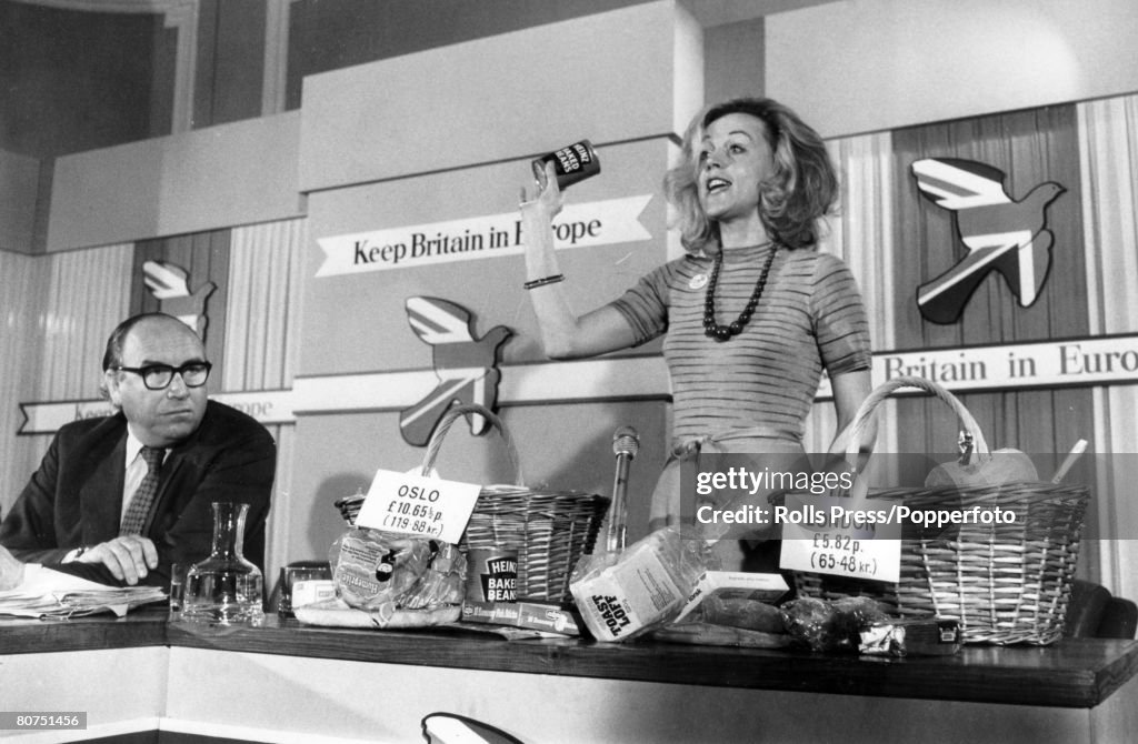 Politics 29th May 1975. London. Pro-marketeers meeting, with housewife Vicki Crankshaw telling of the extra costs of staying out of Europe, while Labour Home Secretary Roy Jenkins, himself a pro-marketeer looks on. The Common Market referendum was due to