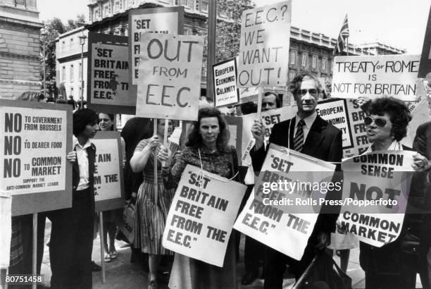 Politics, May 1975, London, Anti-marketeers out in force with placards prior to the British Common Market Referendum vote on 5th June 1975