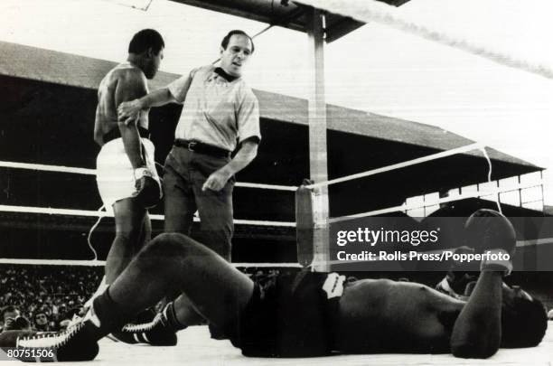 Sport, Boxing, Heavyweight Bout at Croke Park, Dublin, pic: 19th July 1972, Muhammad Ali stopped Al "Blue" Lewis in 11 rounds, Muhammad Ali, left,...