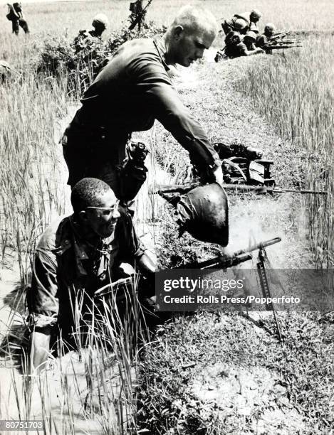 War and Conflict, The Vietnam War, Quang Ngai, South Vietnam, pic: December 1966, An American soldier pours cold rice paddy water over a hot M-60...