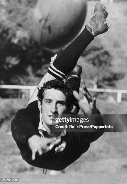 Sport, Rugby Union, pic: 9th July 1969, Sydney, Australia, Welsh scrum half Gareth Edwards at full stretch with a dive pass at training on the Wales...