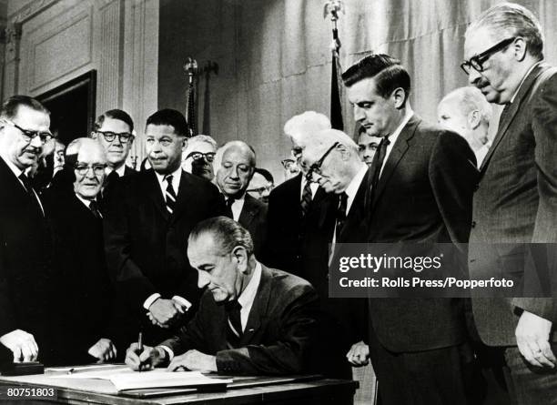 Politics, Personalities, USA, pic: April 1968, Washington D,C, President Lyndon B,Johnson signs the document to make the Civil Rights Act of 1968...