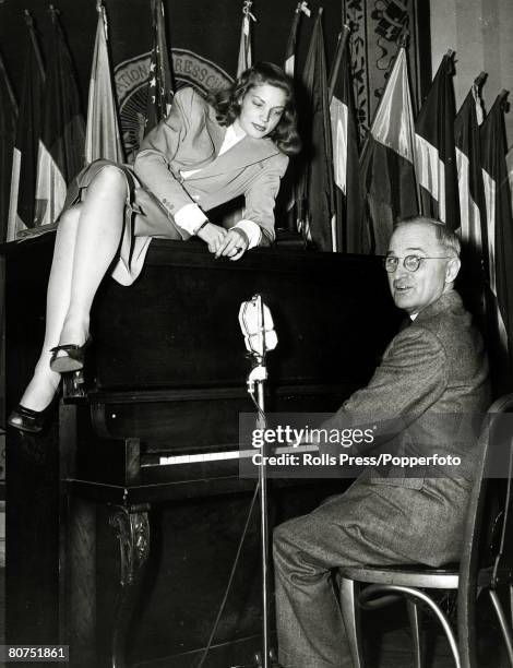 Politics, Stage and Screen, Personalities, USA, pic: 10th February 1945, Future US President Harry S. Truman playing the piano at the National Press...