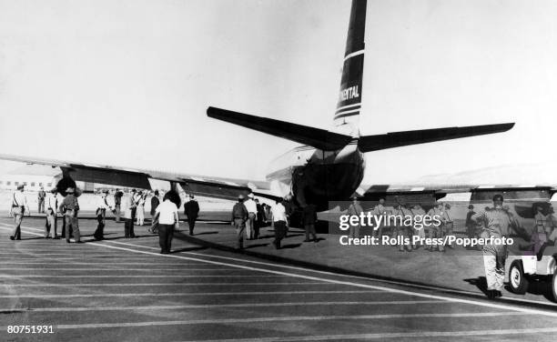 Aviation Highjacks, pic: 3rd August 1961, El Paso, Texas, USA, Police officers, border patrolmen and FBI converge on a Continental Airlines 707 as an...