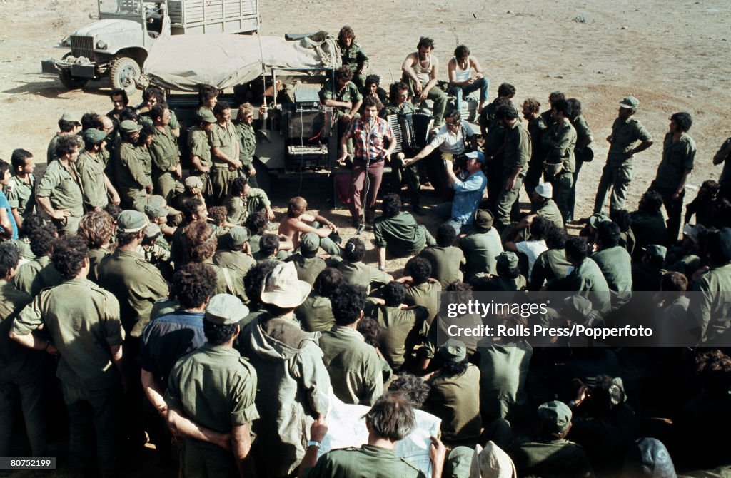 War and Conflict Middle East. Yom Kippur War. pic: October 1973. Israeli troops deep in Syrian territory earn a breather listening to a singer.