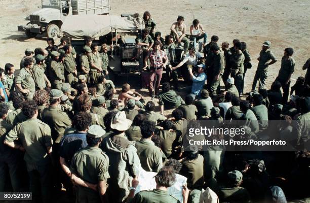 War and Conflict, Middle East, Yom Kippur War, pic: October 1973, Israeli troops deep in Syrian territory earn a breather listening to a singer