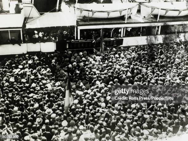 War and Conflict, Spain, Pre - Spanish Civil War, pic:20th April 1931, Crowds on the quayside in Barcelona to greet exiles who were returning from...