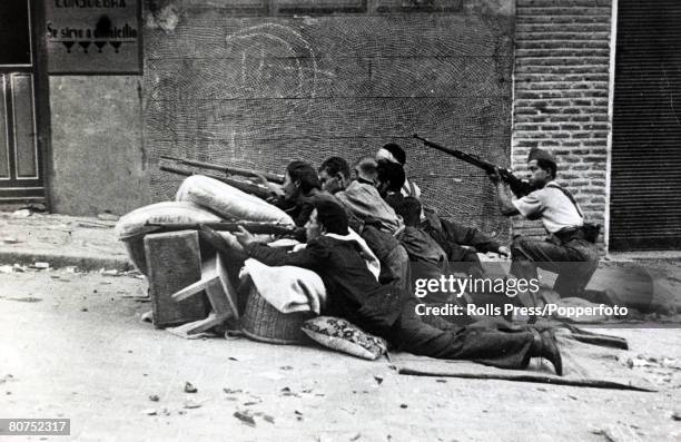 War and Conflict, Spanish Civil War , pic: 31st July 1936, Alcazar, Toledo, Government troops firing on the rebels from the shelter of a hastily...