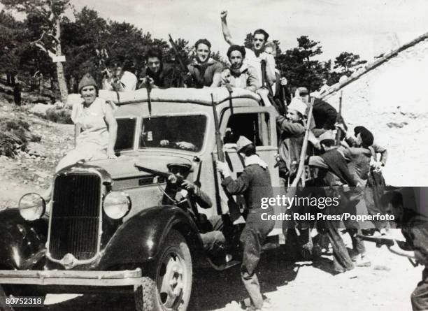 War and Conflict, Spanish Civil War , pic: 30th July 1936, Men and women volunteers of the Popular Front leaving for the Guadarrama front to fight...