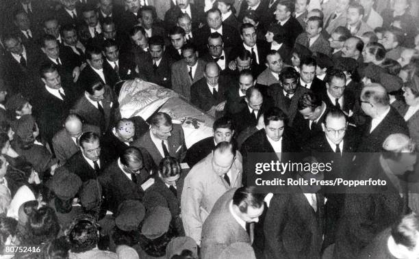 27th July 1952, Argentina President Juan Peron and members of the government carry the coffin of Eva Peron to the Golden room at the Ministry of...