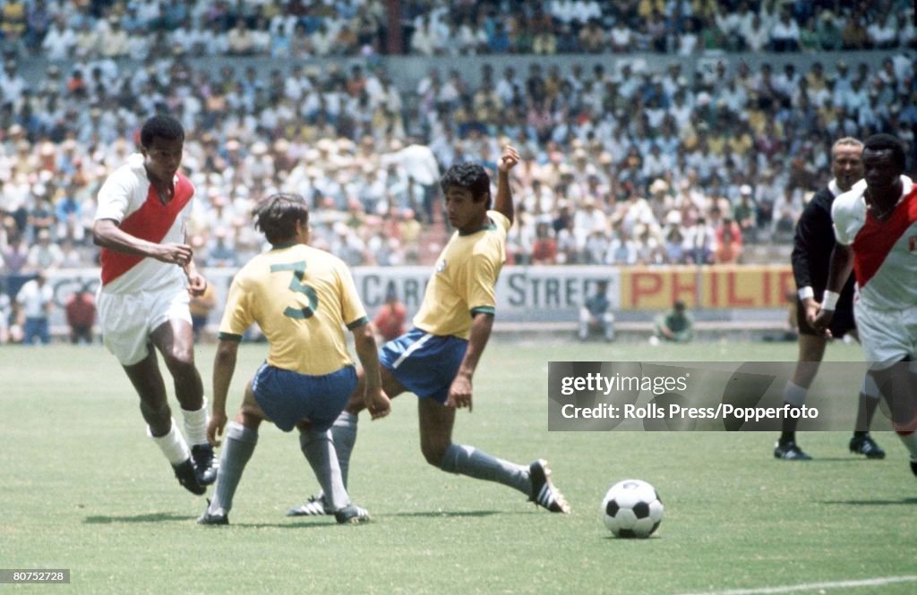 1970 World Cup Finals, Guadalajara, Mexico 14th June, 1970. Brazil 4 v Peru 2. Peru's Teofilo Cubillas passes the ball to a teammate through the challenges of Brazilian defenders Piazza (3) and Clodoaldo during the two team's quarter-final match.
