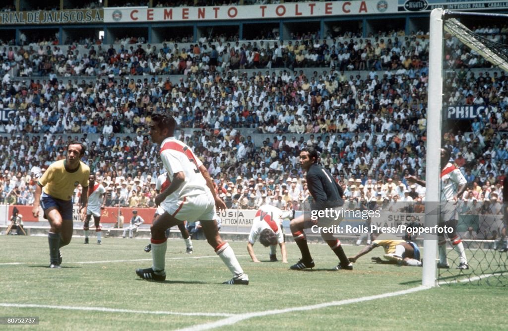 1970 World Cup Finals, Guadalajara, Mexico 14th June, 1970. Brazil 4 v Peru 2. Peruvian goalkeeper Luis Rubinos is on the alert with his defenders as Brazil's Tostao causes problems in the penalty area.