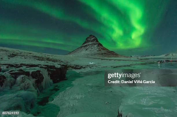 freezing kirkjufell and aurora storm at kp6 - ondas electromagneticas fotografías e imágenes de stock