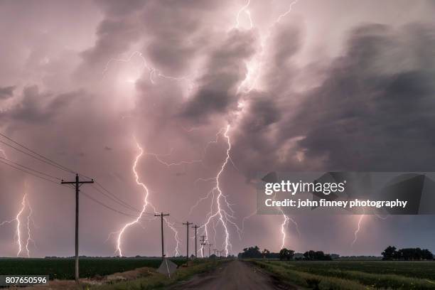 electric storm in tornado alley - monsoni foto e immagini stock