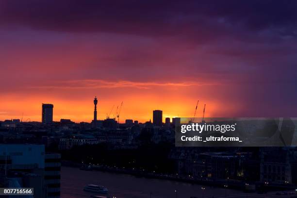 magnifique orange sonnenuntergang über london - bt tower stock-fotos und bilder