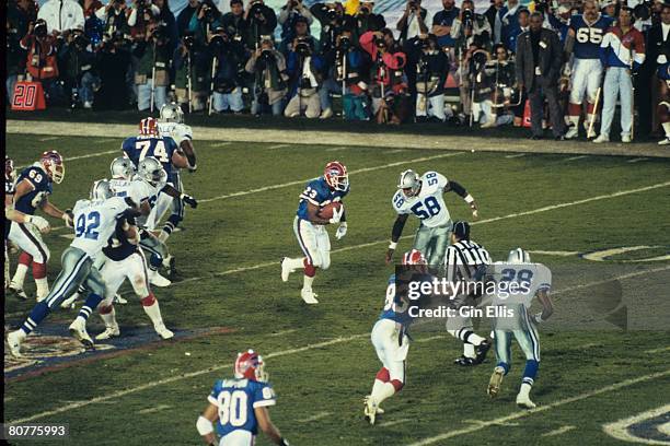 Linebacker Dixon Edwards of the Dallas Cowboys pursues runninng back Kenneth Davis of the Buffalo Bills in Super Bowl XXVII at the Rose Bowl on...