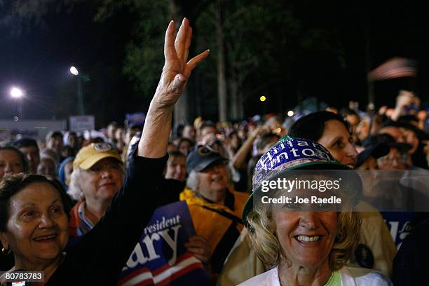 Rev Hillary Raining Us Clinton Rain Photos and Premium High Res Pictures - Getty Images