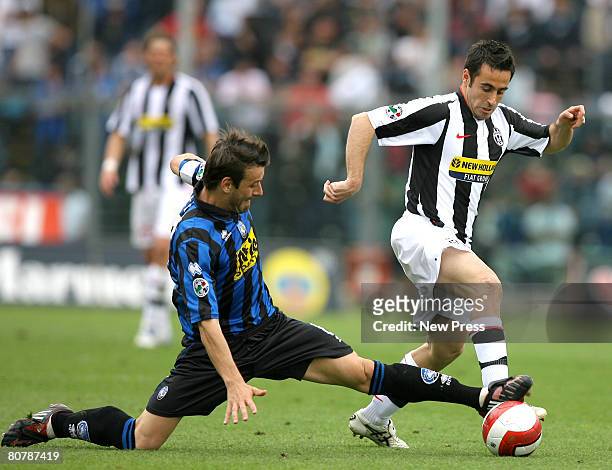 Gianpaolo Bellini of Atalanta and Marco Marchionni of Juventus in action during the Serie A match between Atalanta and Juventus at the Stadio Azzurri...