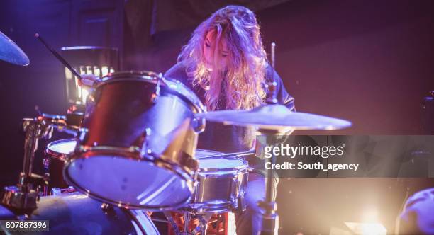 woman drummer - drummer imagens e fotografias de stock
