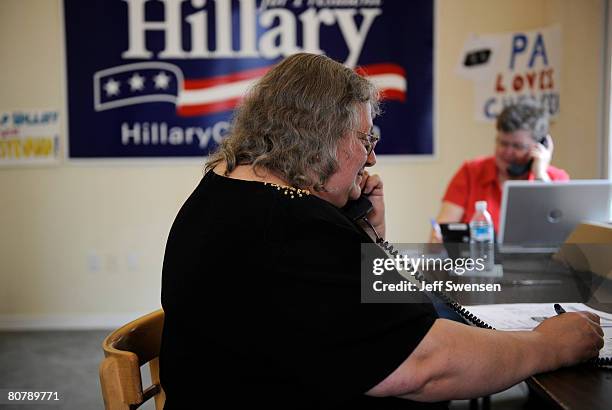 Morina Ronanus makes calls on behalf of Hillary Clinton at campaign headquarters April 20, 2008 in Pittsburgh, Pennsylvania. Both Democratic...